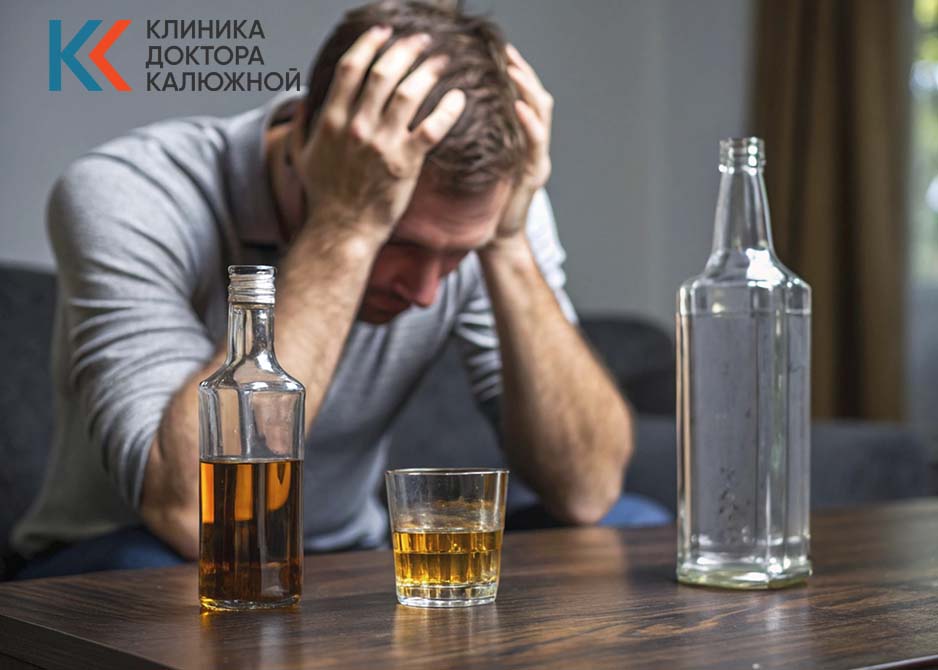 Врач сидит за столом